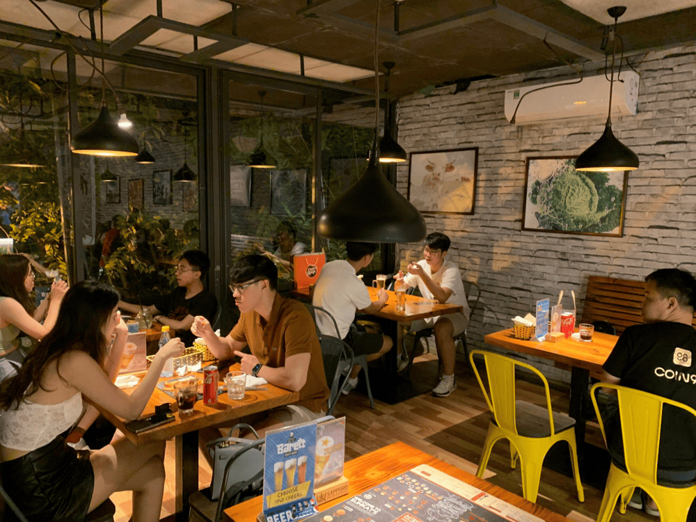 SunKat's Burgers with its simple, cozy space is an ideal place to gather friends or have cozy meals with family (Source: SunKat's)